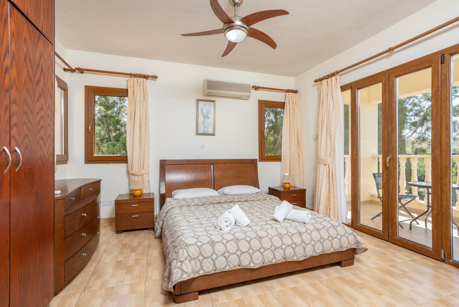 Double bedroom with en suite bathroom, A/C, and upper terrace access