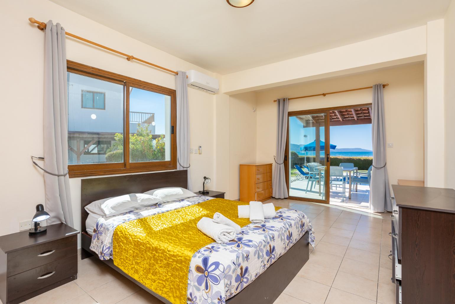 Double bedroom with en suite bathroom, A/C, and sea views