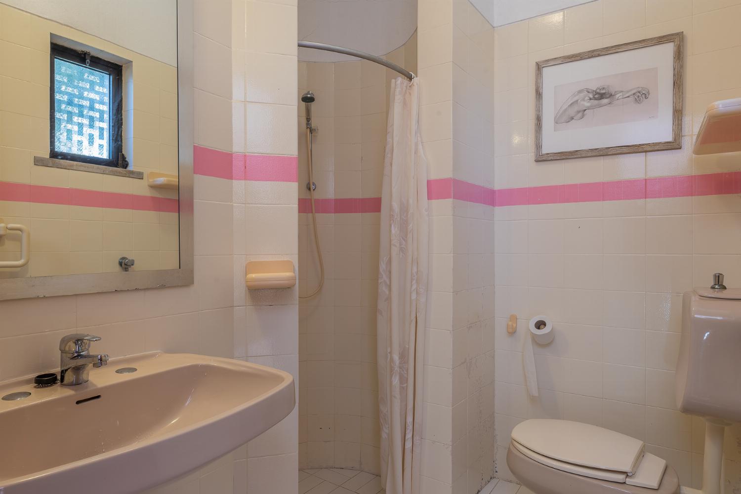 Ensuite bathroom with shower and WC