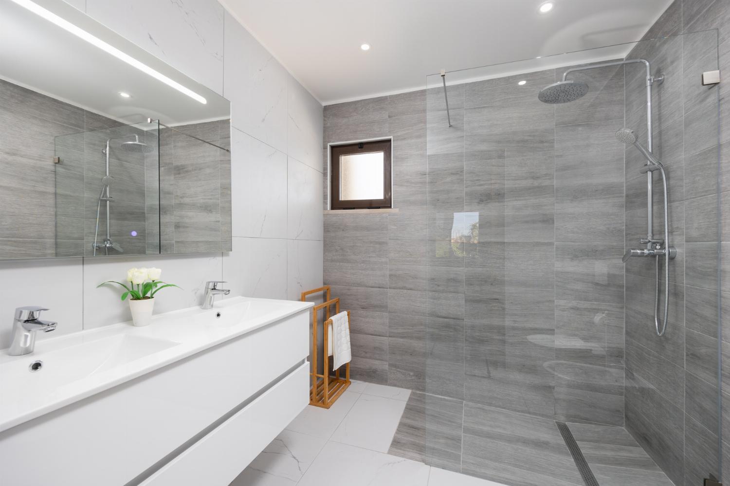 En suite bathroom with shower