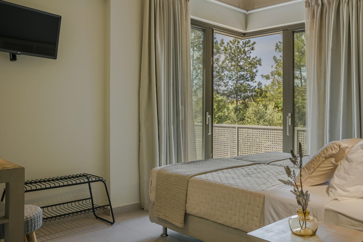 Bedroom with A/C, TV and terrace