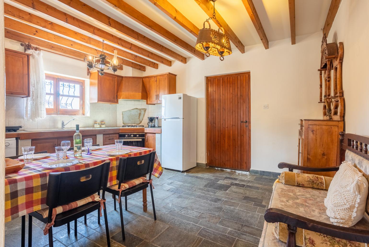 Equipped kitchen with dining area