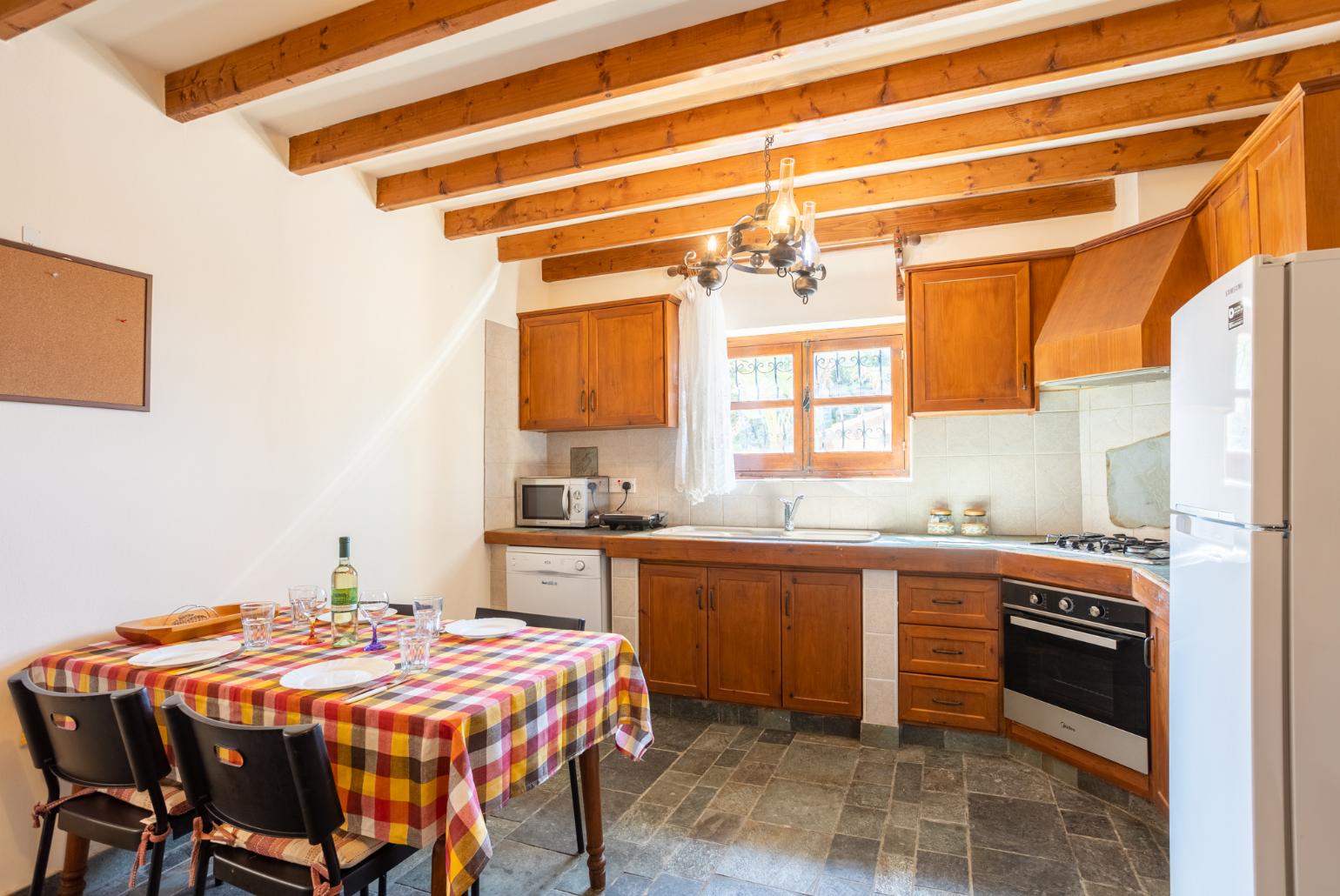 Equipped kitchen with dining area