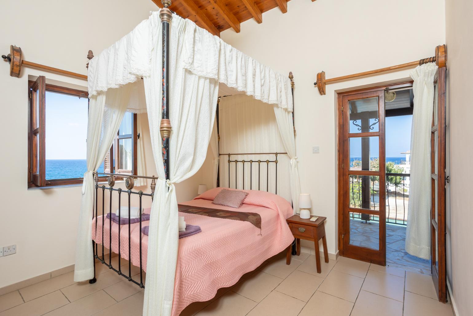 Double bedroom with en suite bathroom, A/C, and sea views