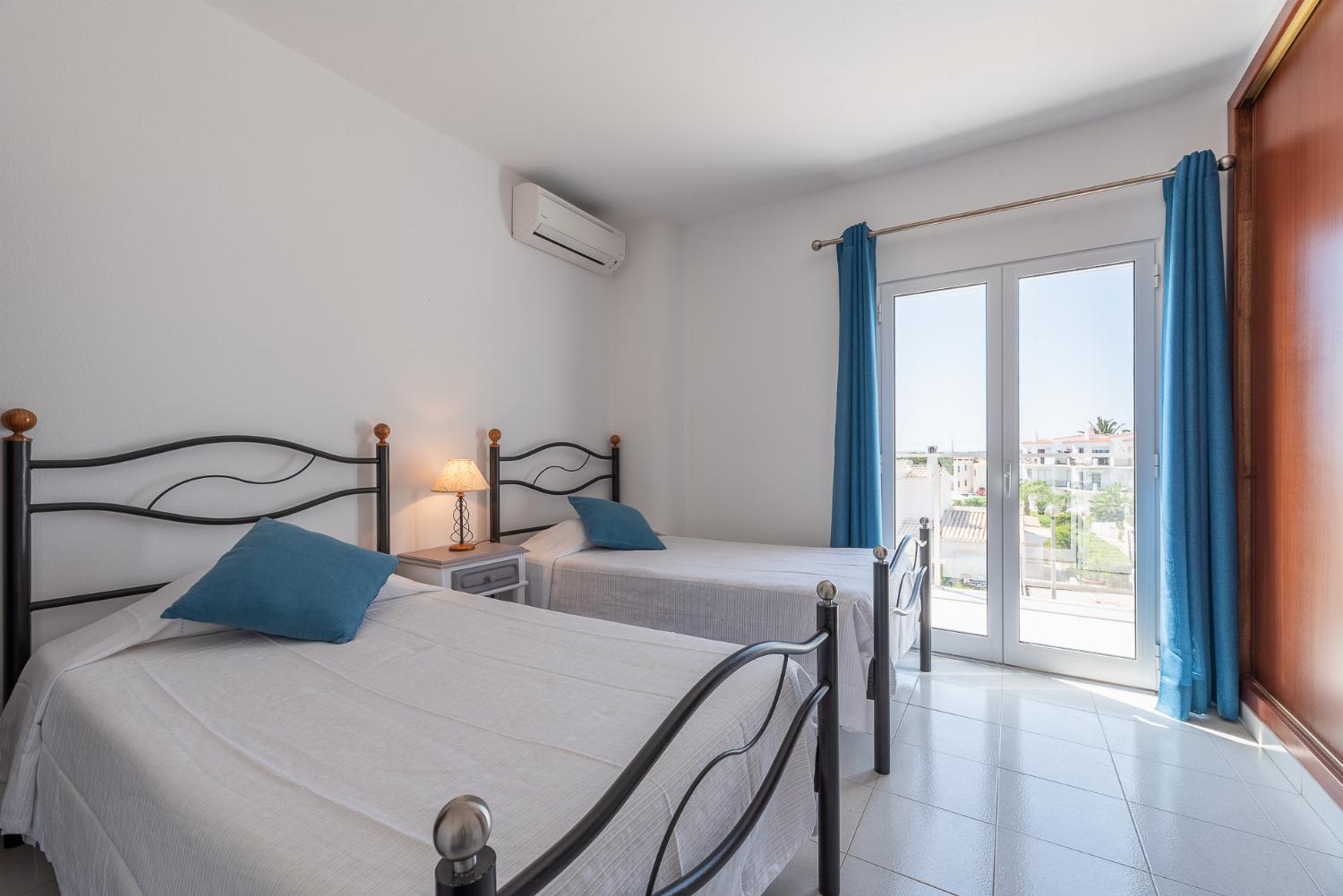 Twin bedroom with A/C and open access to the terrace