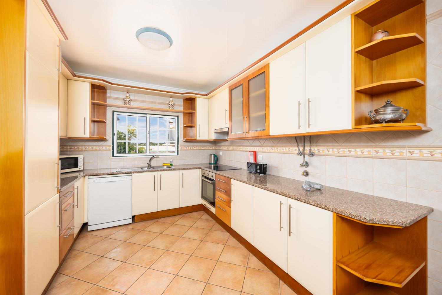 Equipped kitchen with dining area