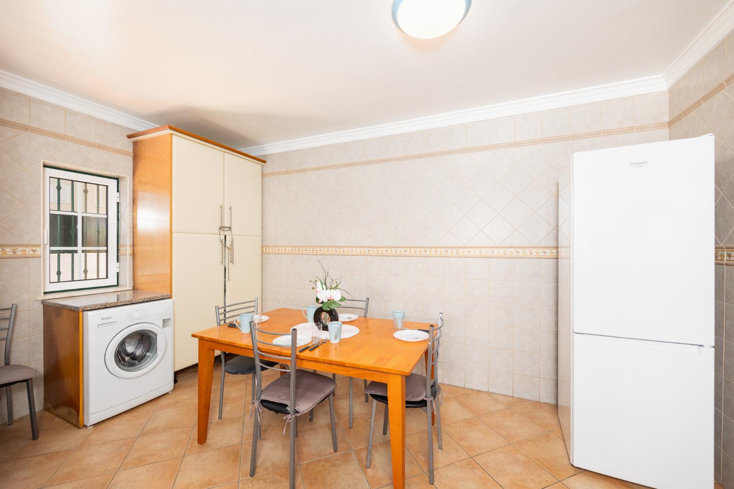 Equipped kitchen with dining area