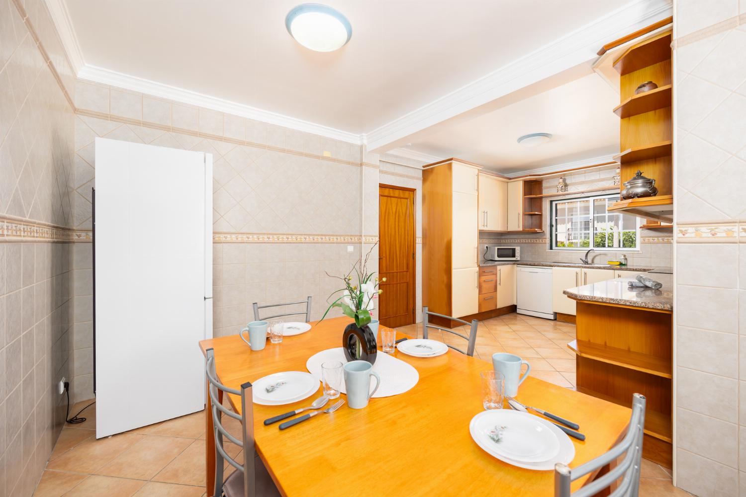 Equipped kitchen with dining area