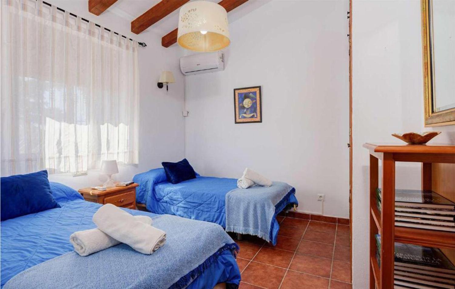 Twin beds bedroom with A/C