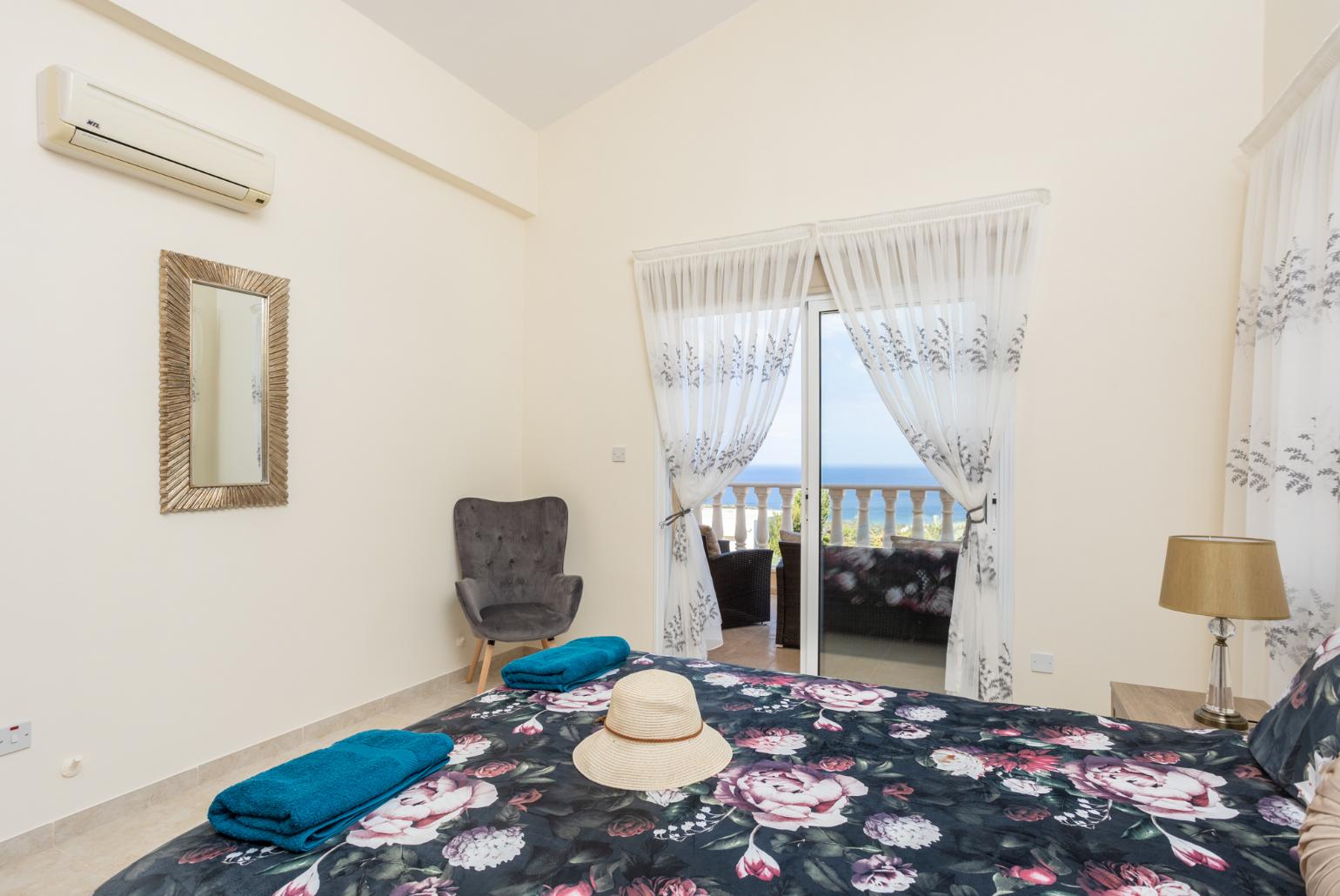 Double bedroom with en suite bathroom, A/C, sea views, and balcony access