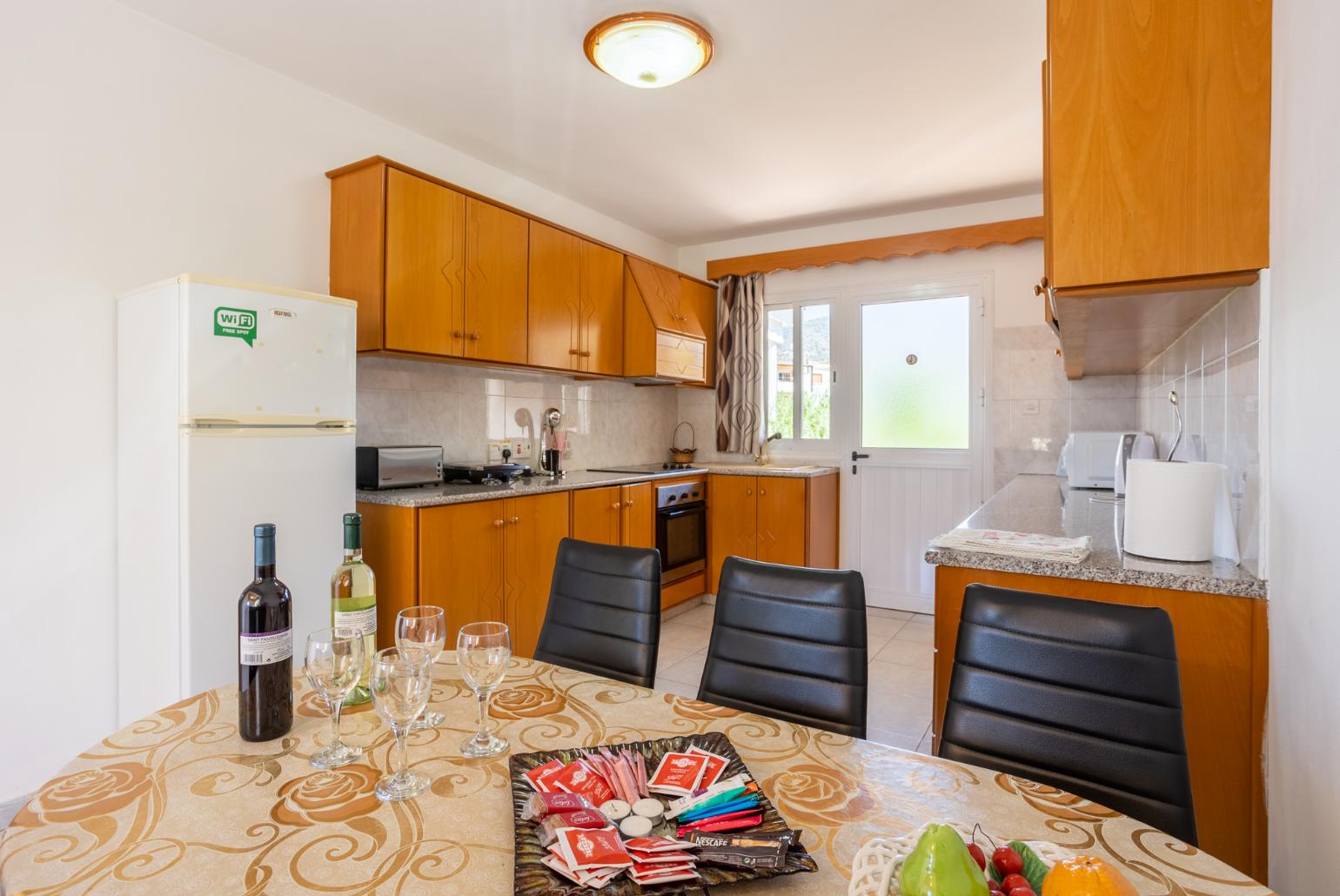 Equipped kitchen with dining area