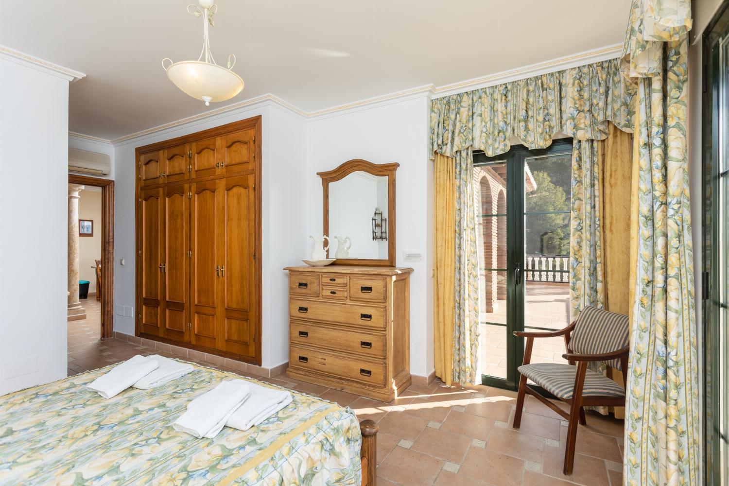 Double bedroom with en suite bathroom, A/C, sea views, and terrace access 