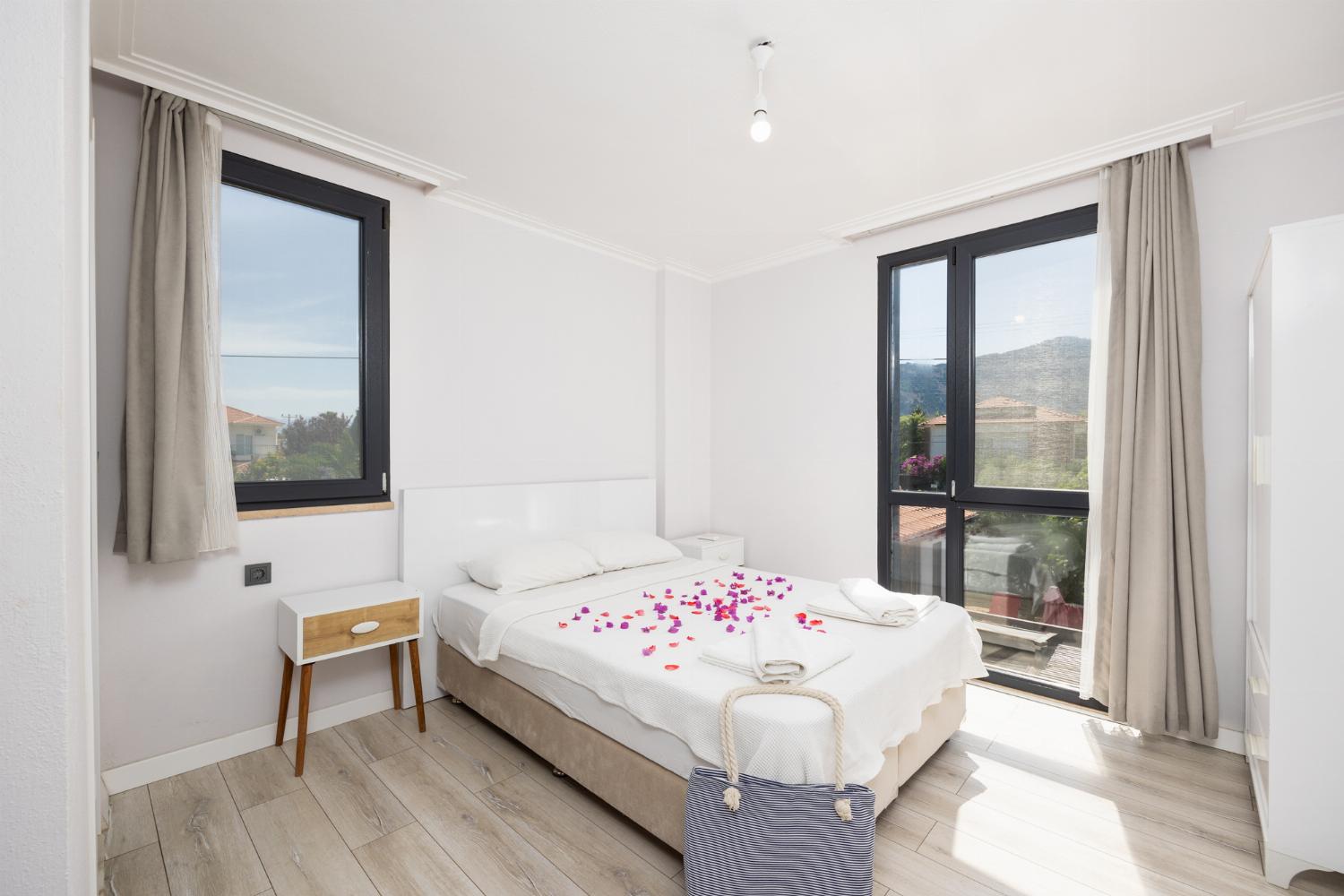 Double bedroom with en suite bathroom and A/C