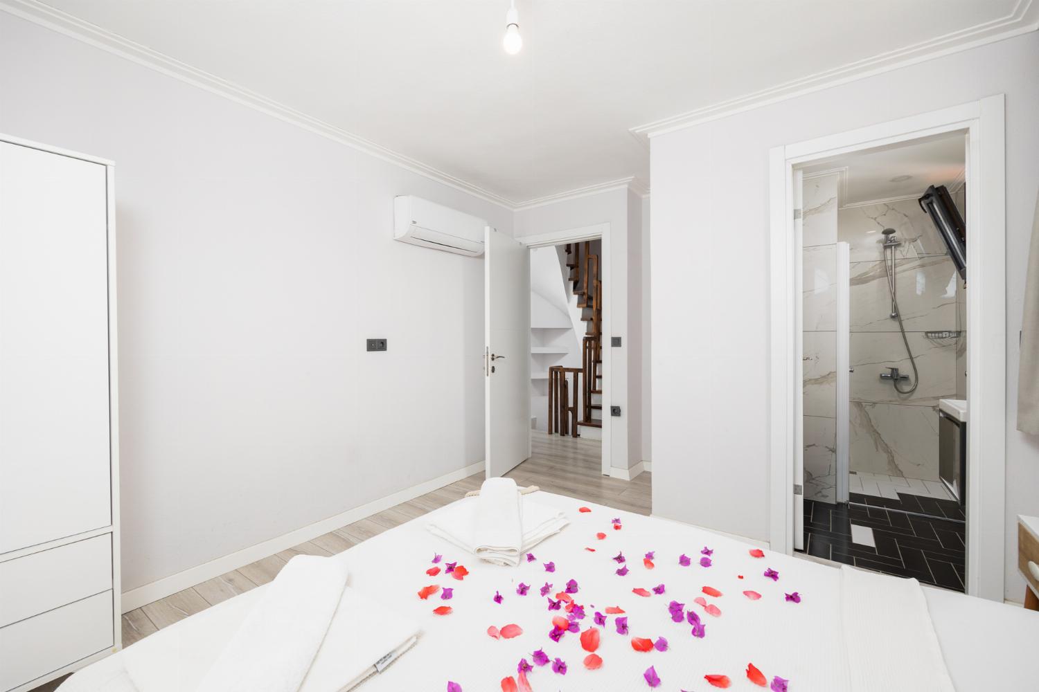 Double bedroom with en suite bathroom and A/C