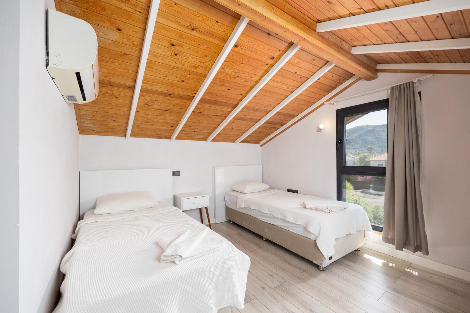 Twin bedroom with A/C