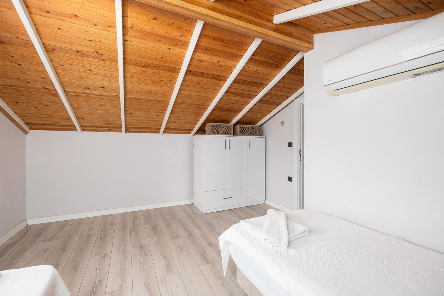 Twin bedroom with A/C