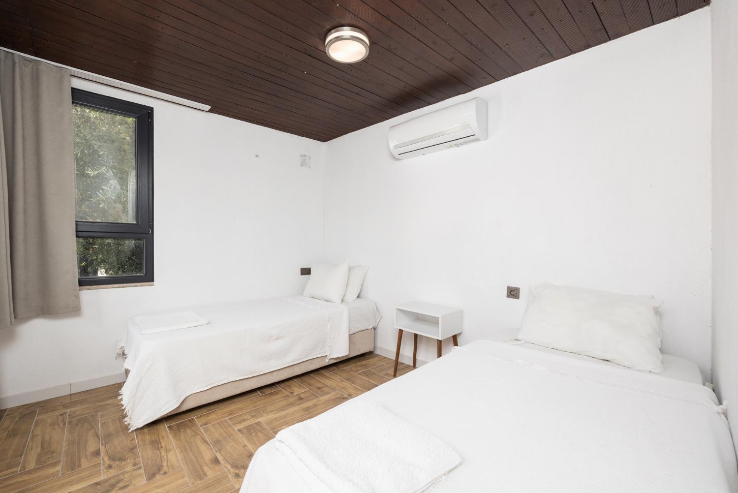 Annex: twin bedroom with en suite bathroom and A/C