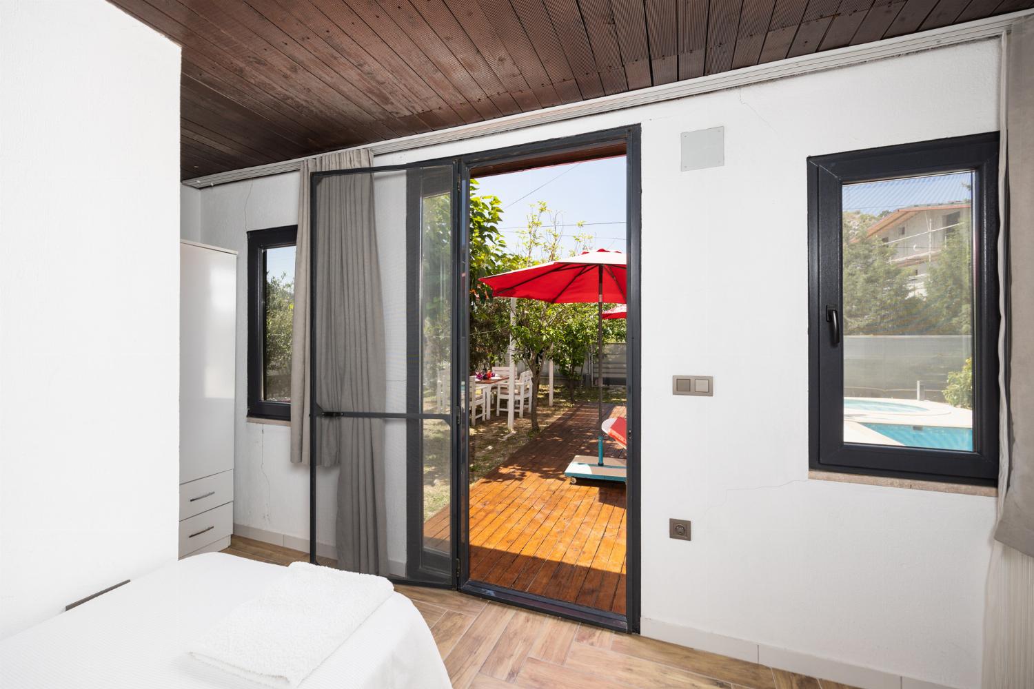 Annex: twin bedroom with en suite bathroom and A/C