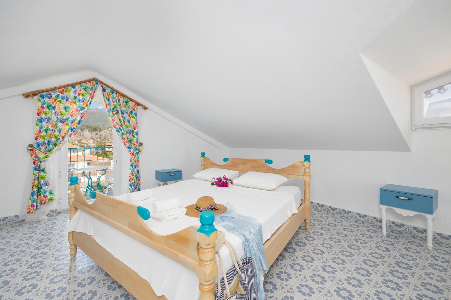 Double bedroom with en suite bathroom, seating, TV, and A/C