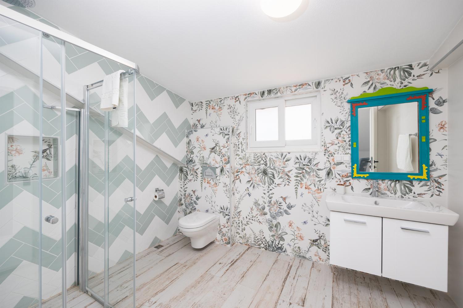 En suite bathroom with shower