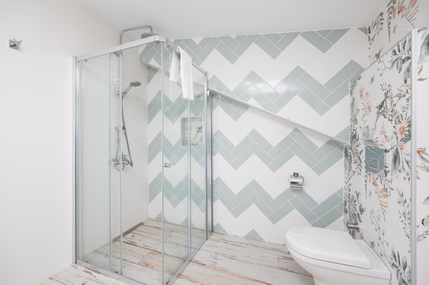 En suite bathroom with shower