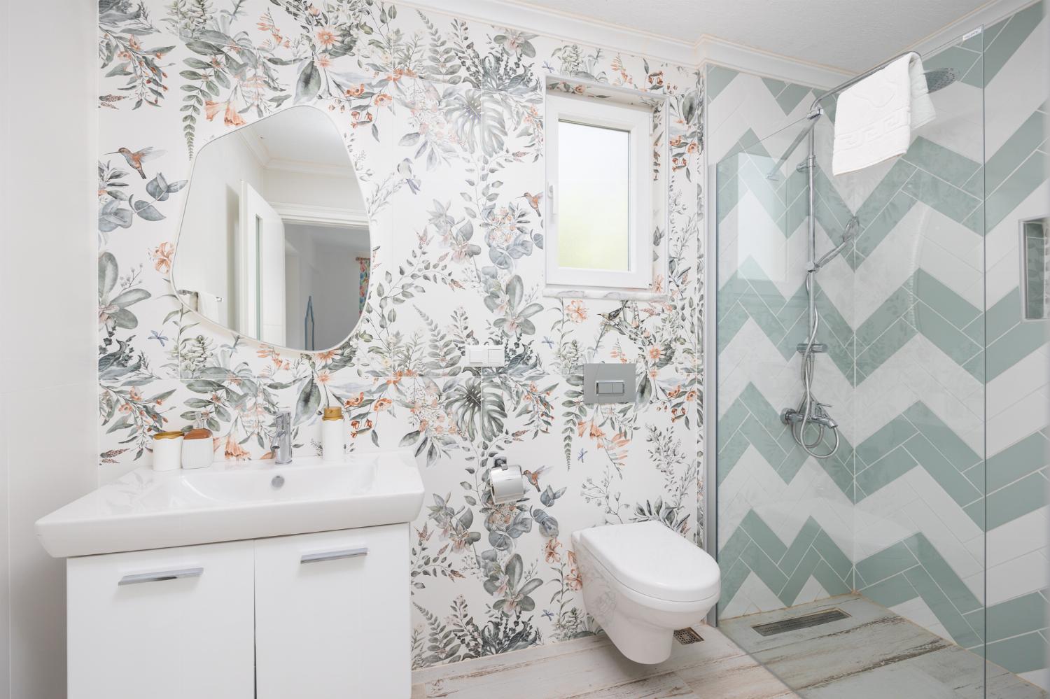 En suite bathroom with shower