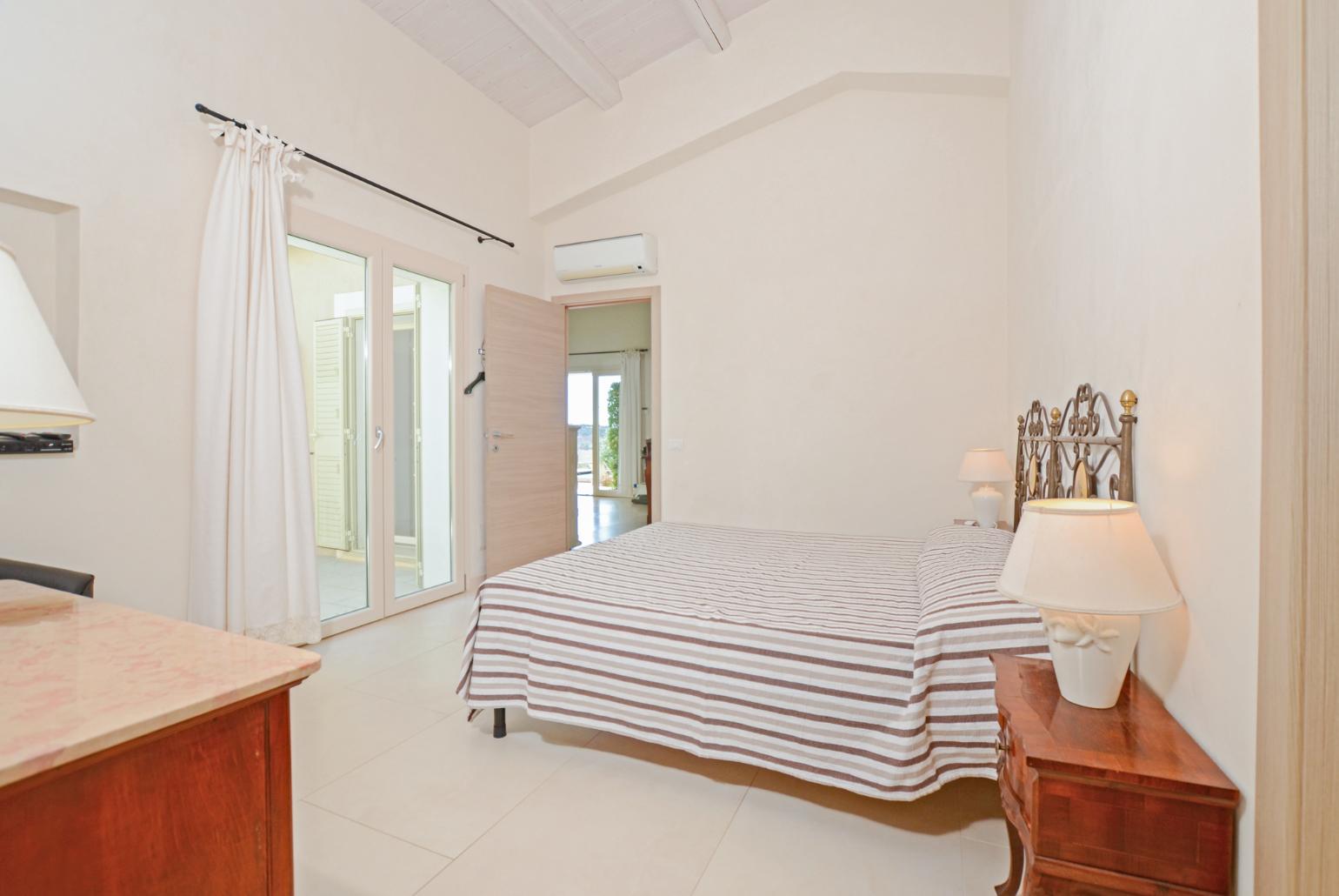 Double bedroom with en suite bathroom and A/C