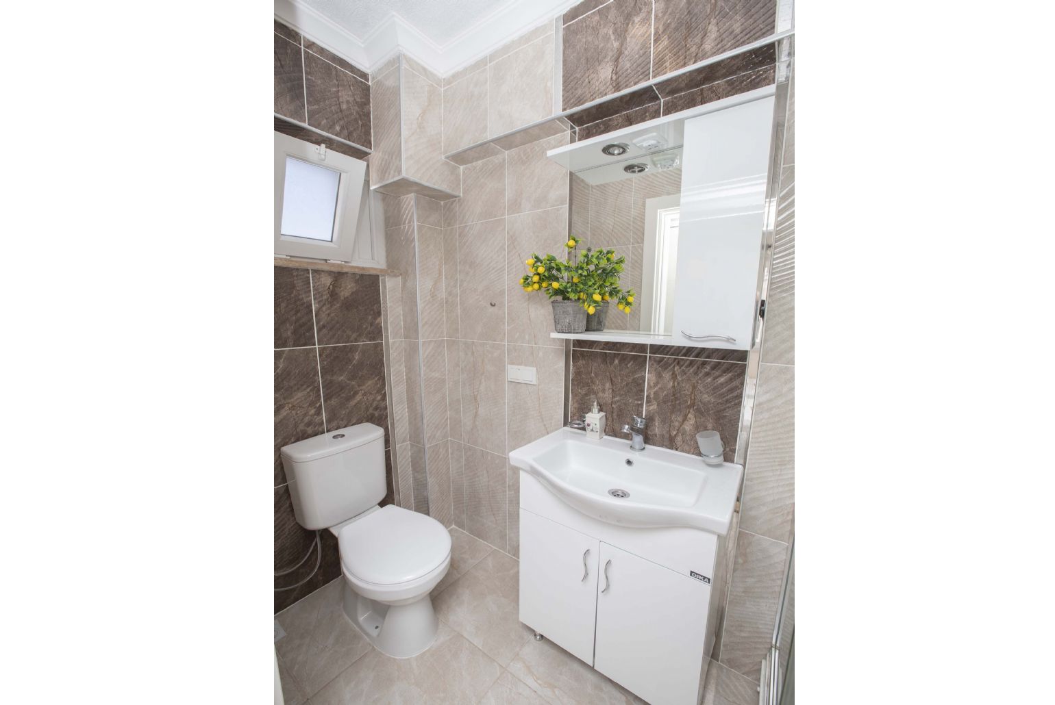 En suite bathoom with shower