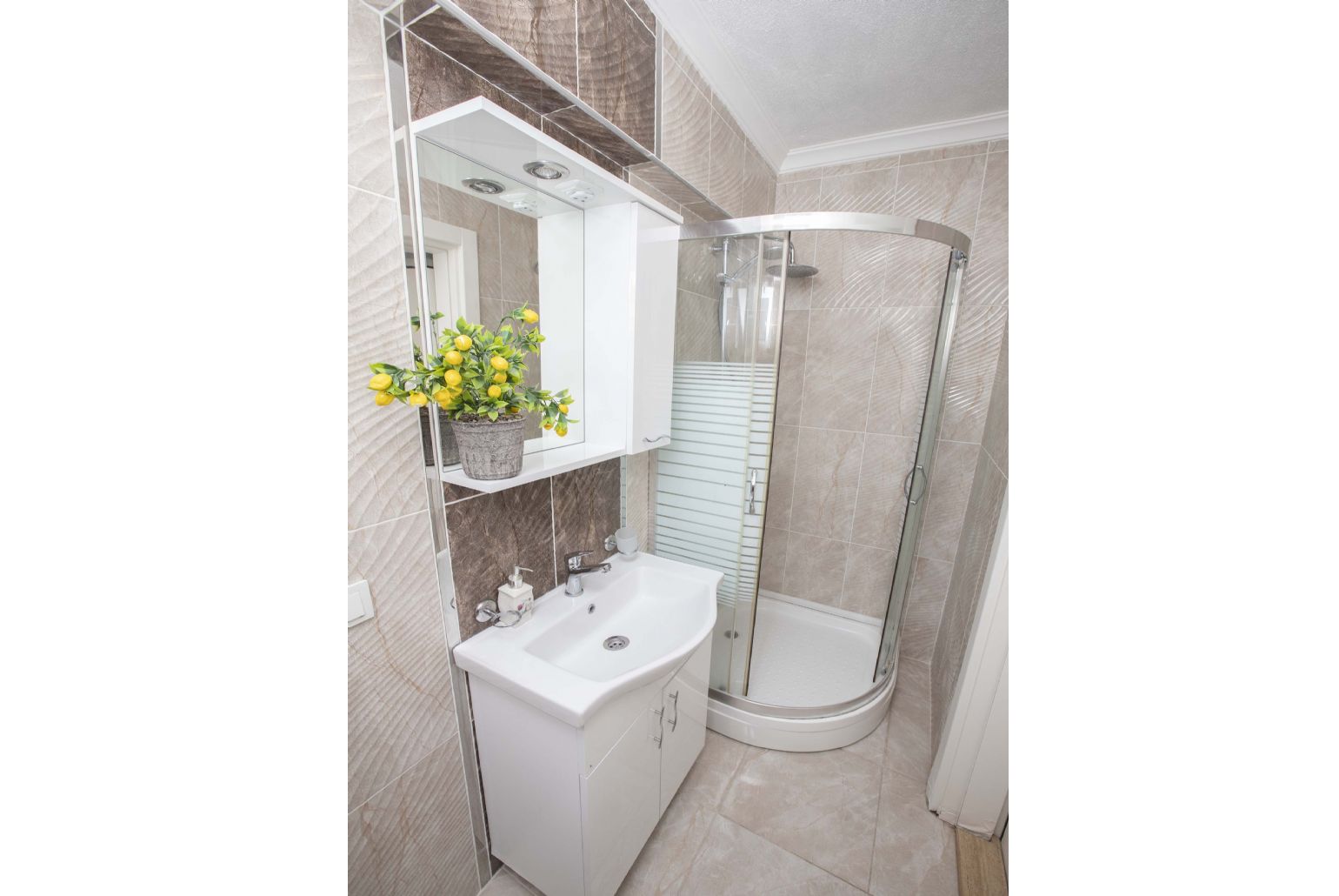 En suite bathoom with shower