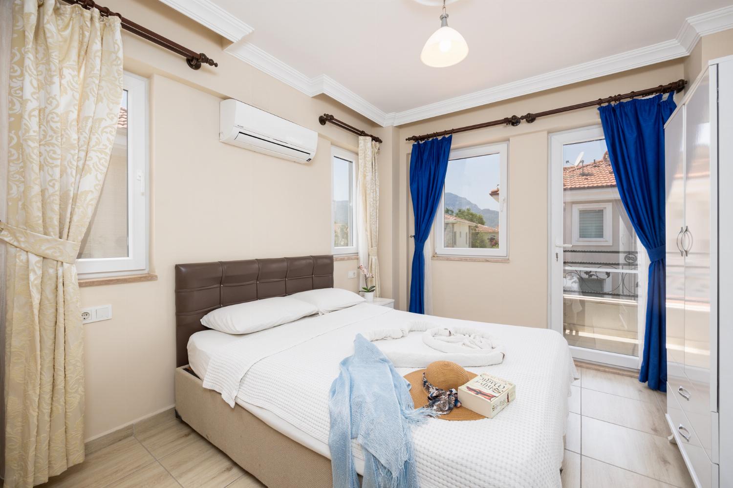Double bedroom with en suite bathroom and A/C