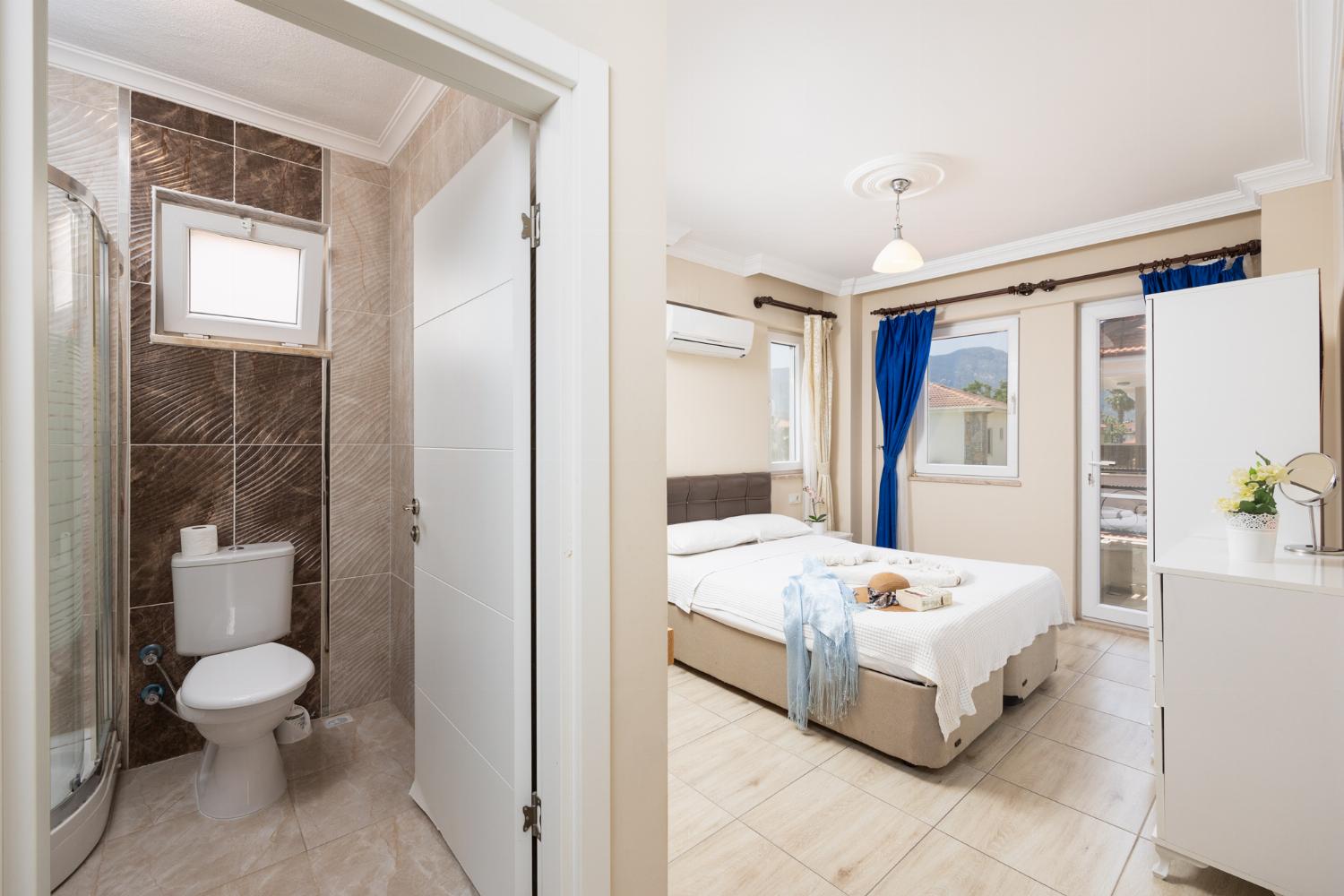 Double bedroom with en suite bathroom and A/C