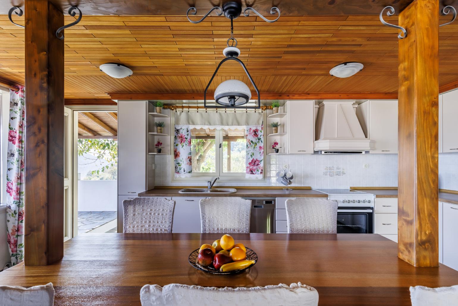 Equipped kitchen and dining table