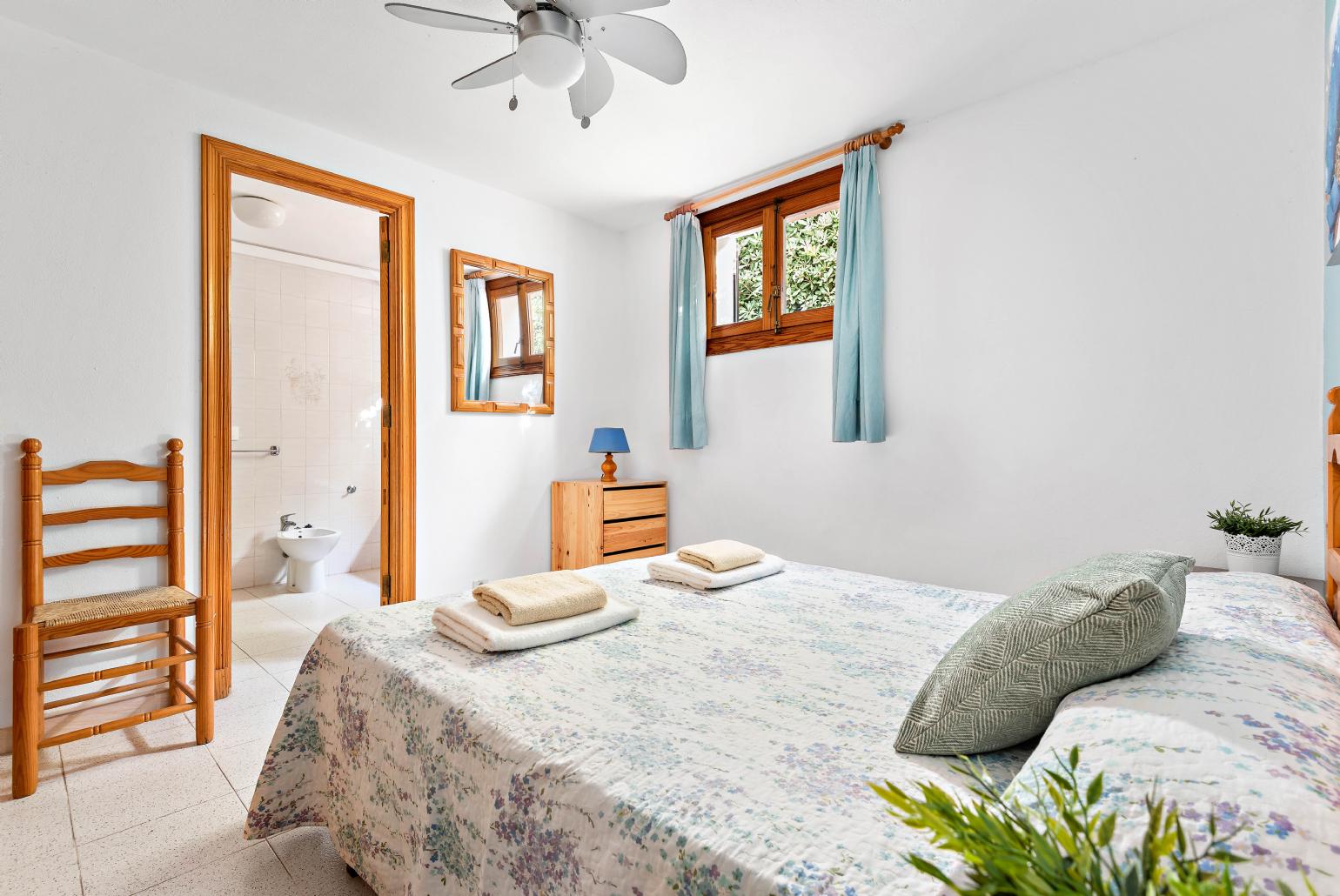 Double bedroom with an en suite bathroom 