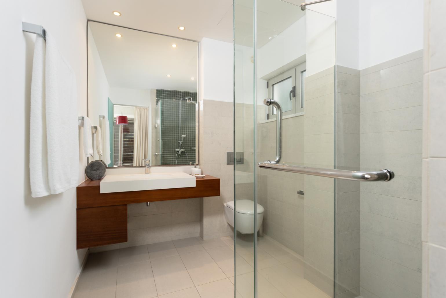 En suite bathroom with shower