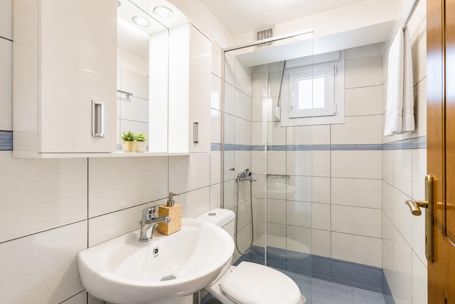 En suite bathroom with a shower