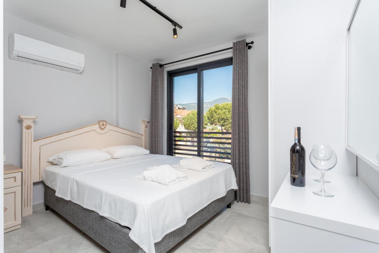 Double bedroom with an en suite bathroom, A/C and balcony access 