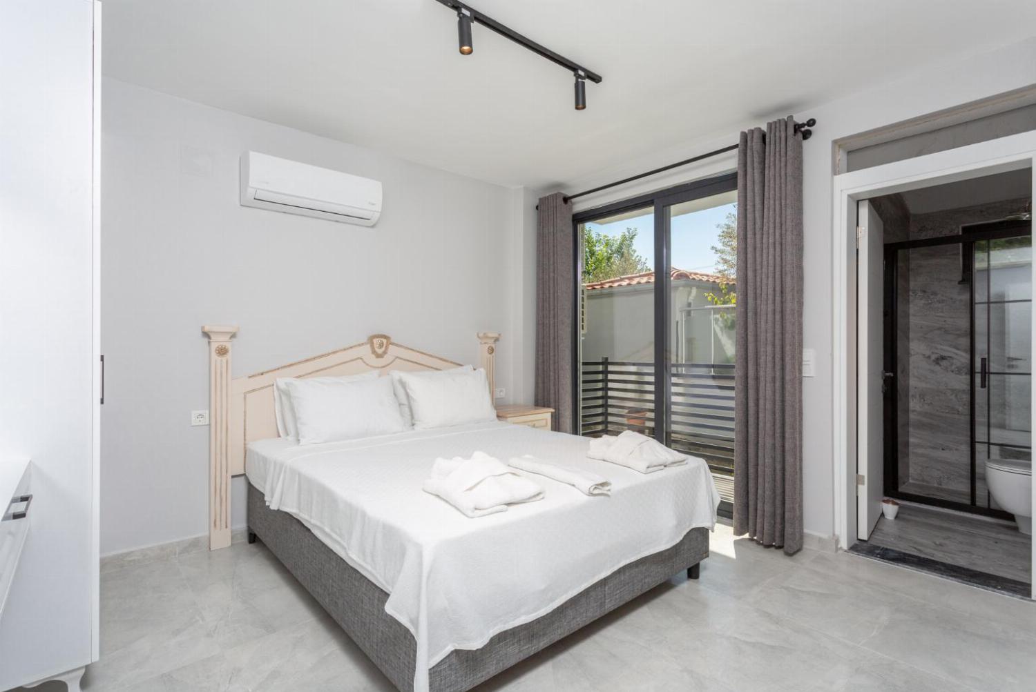 Double bedroom with an en suite bathroom, A/C and balcony access 