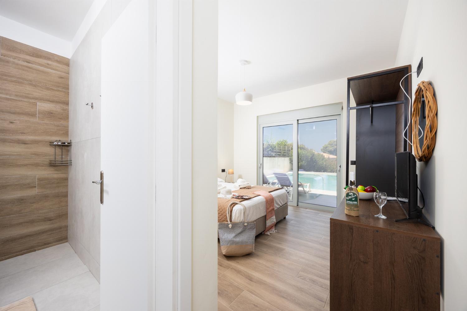 Double bedroom with en suite bathroom and A/C