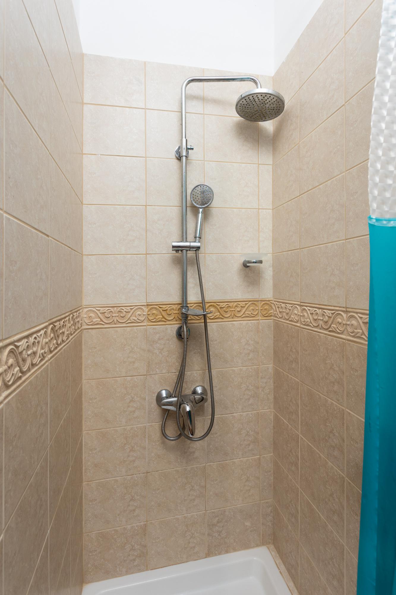 Main building: en suite shower