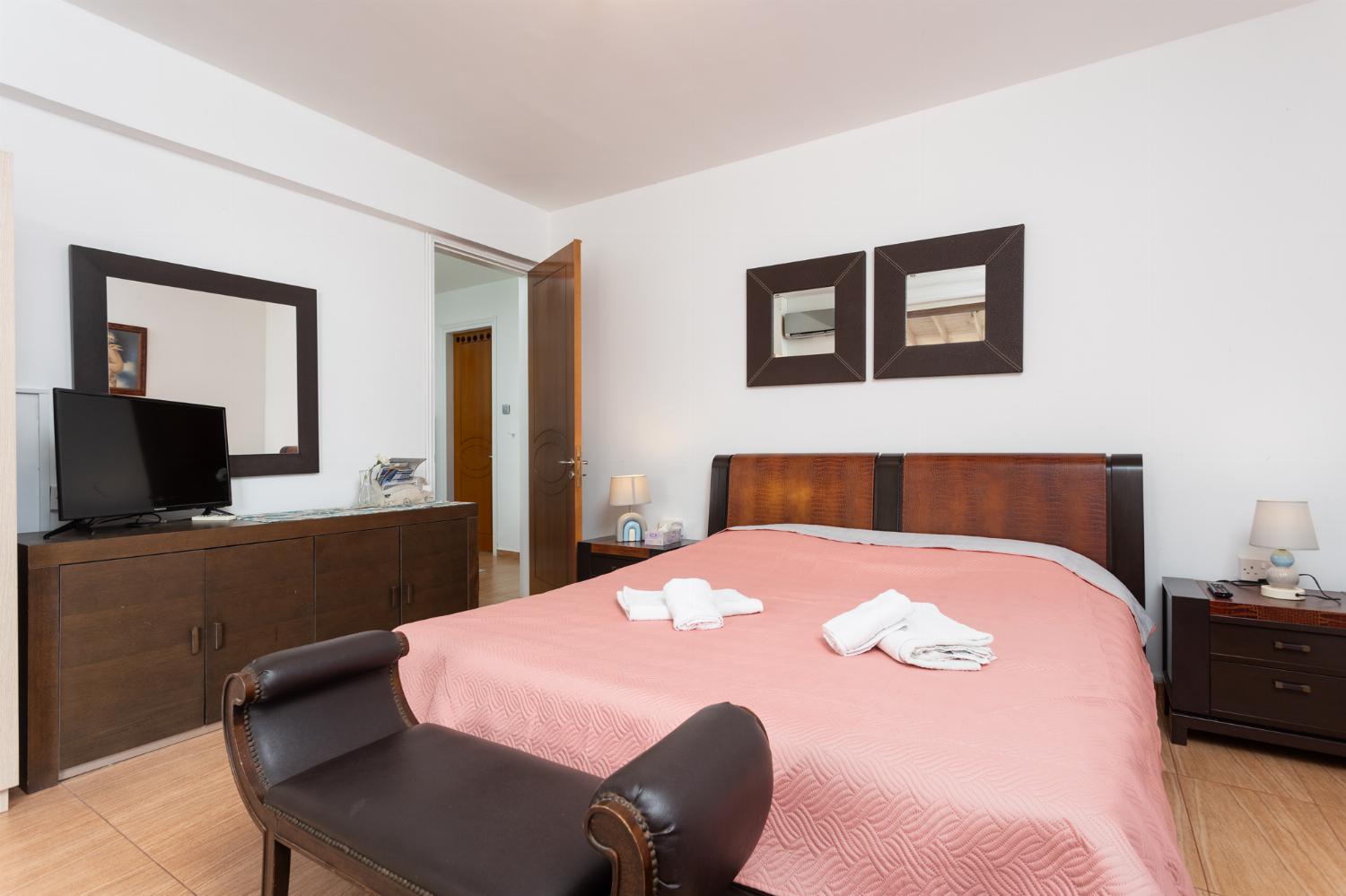Side apartment: double bedroom with A/C and TV