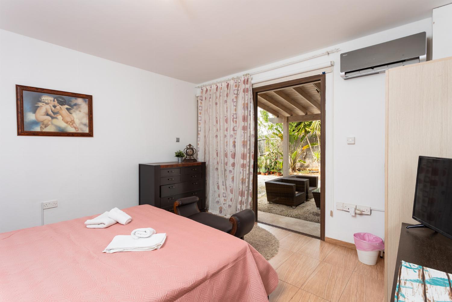 Side apartment: double bedroom with A/C and TV