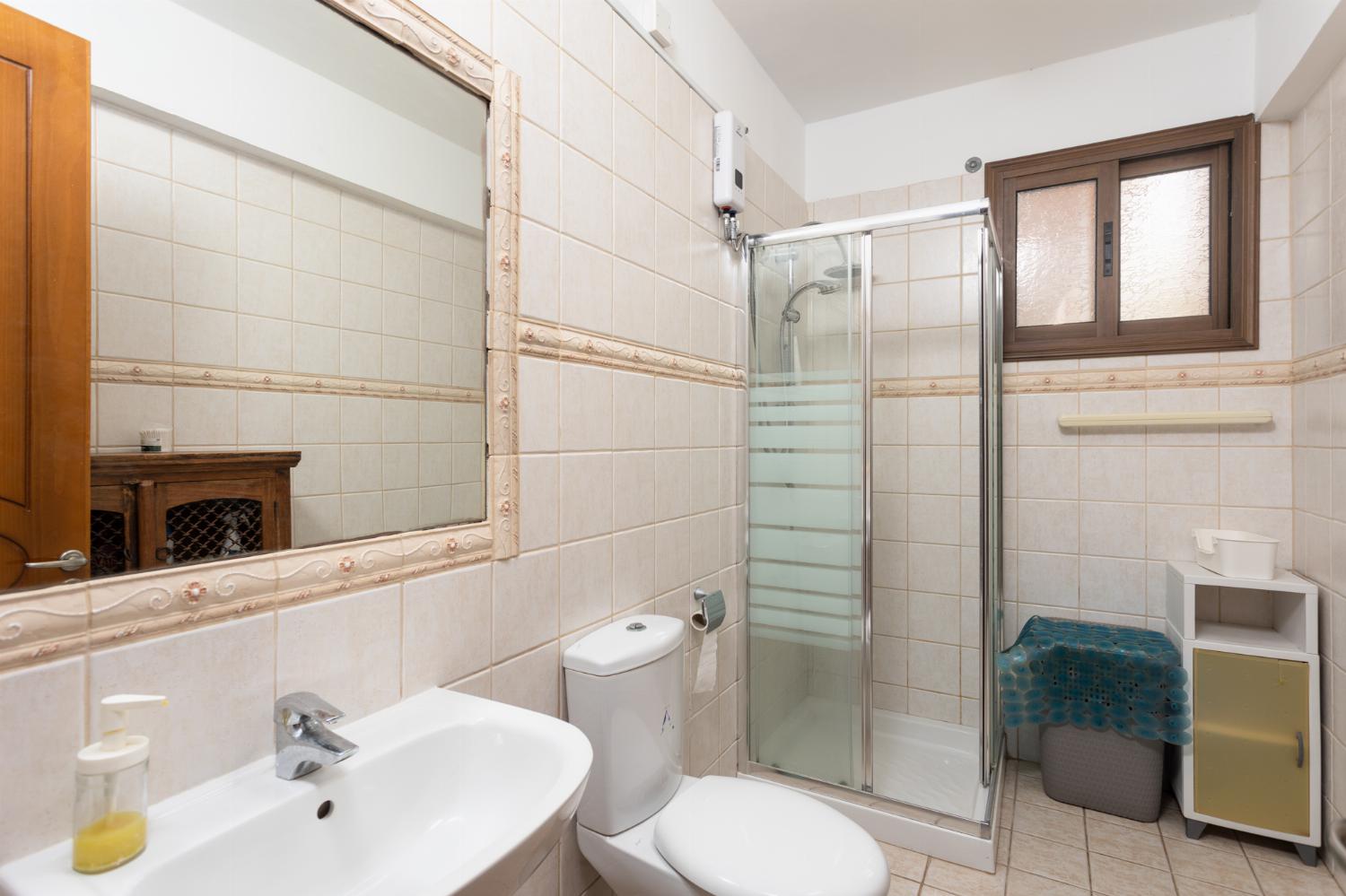 Side apartment: Family bathroom with shower