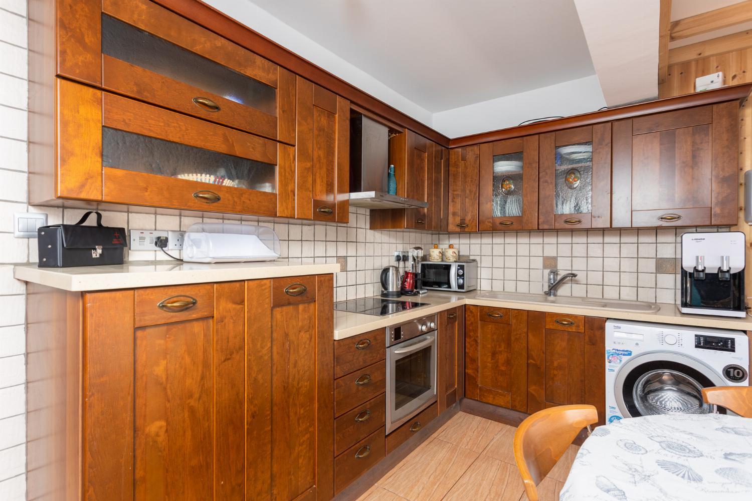 Front apartment: equipped kitchen
