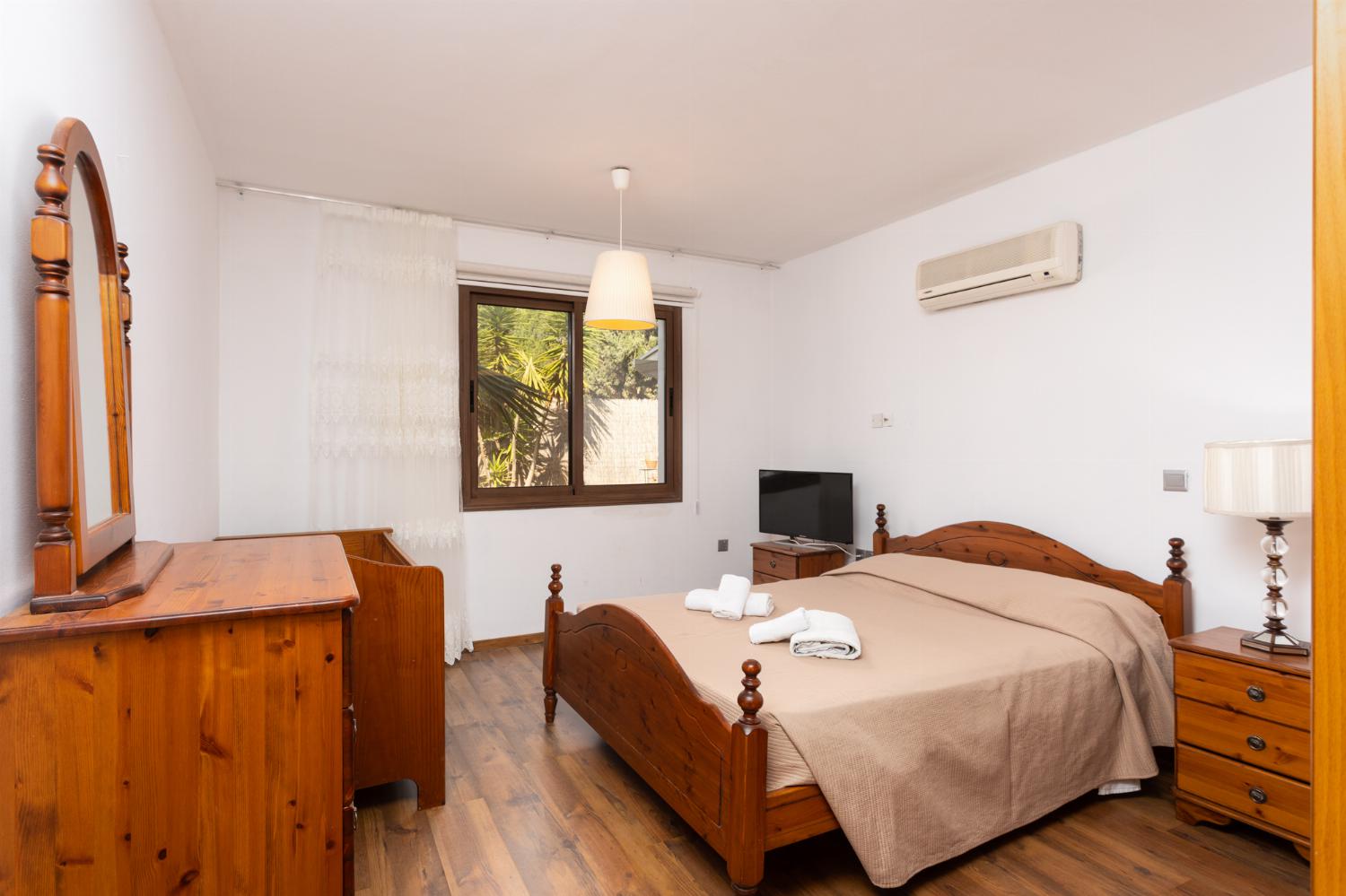 Front apartment: double bedroom with A/C and TV