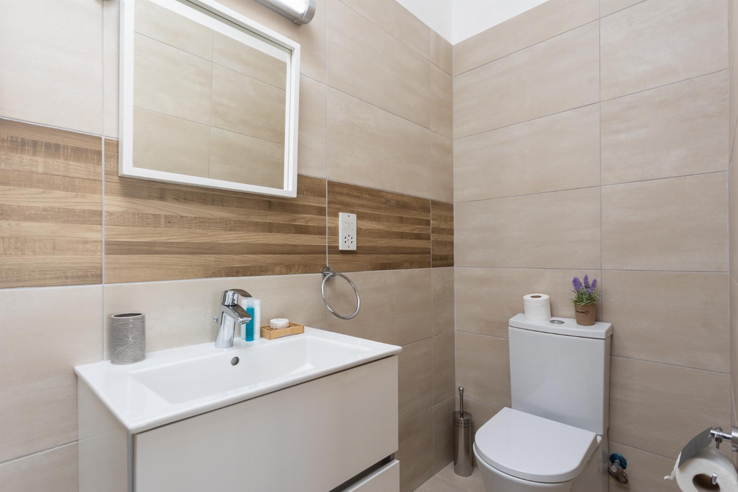 En suite bathroom with shower