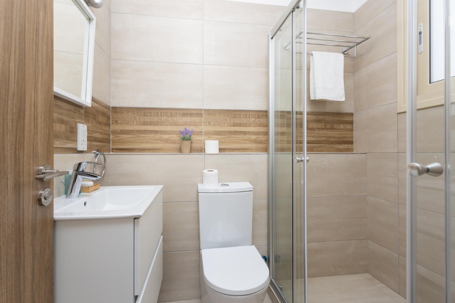 En suite bathroom with shower
