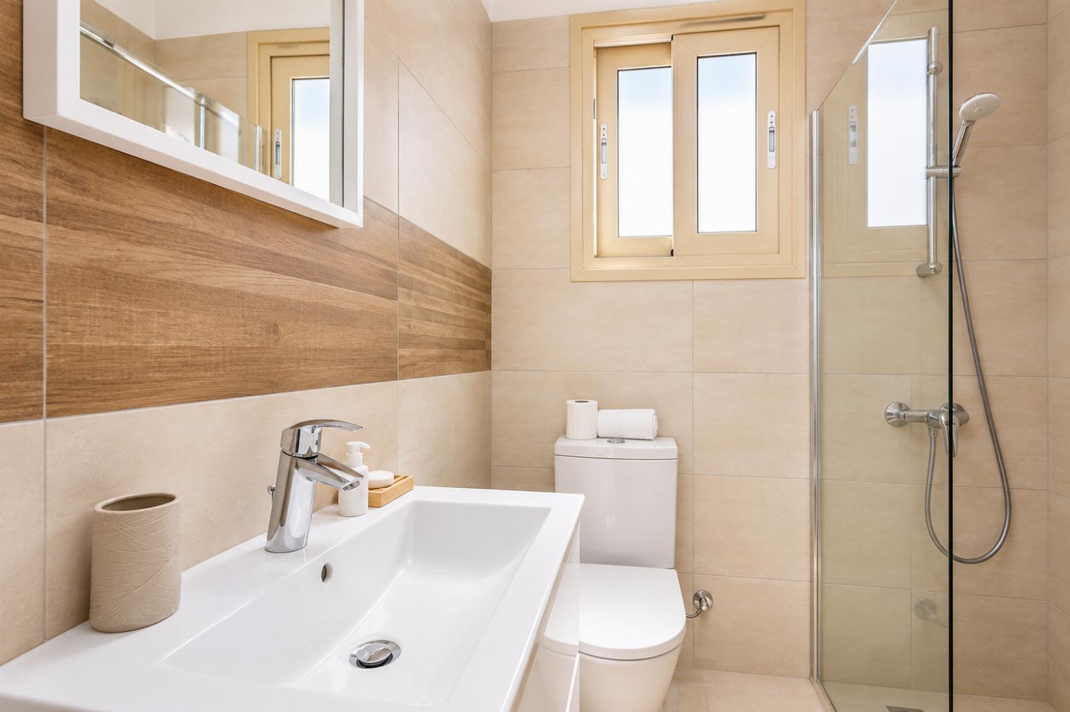 En suite bathroom with shower