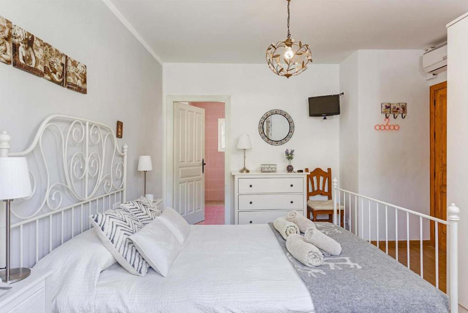 Double bed bedroom with A/C, En suite bathroom
