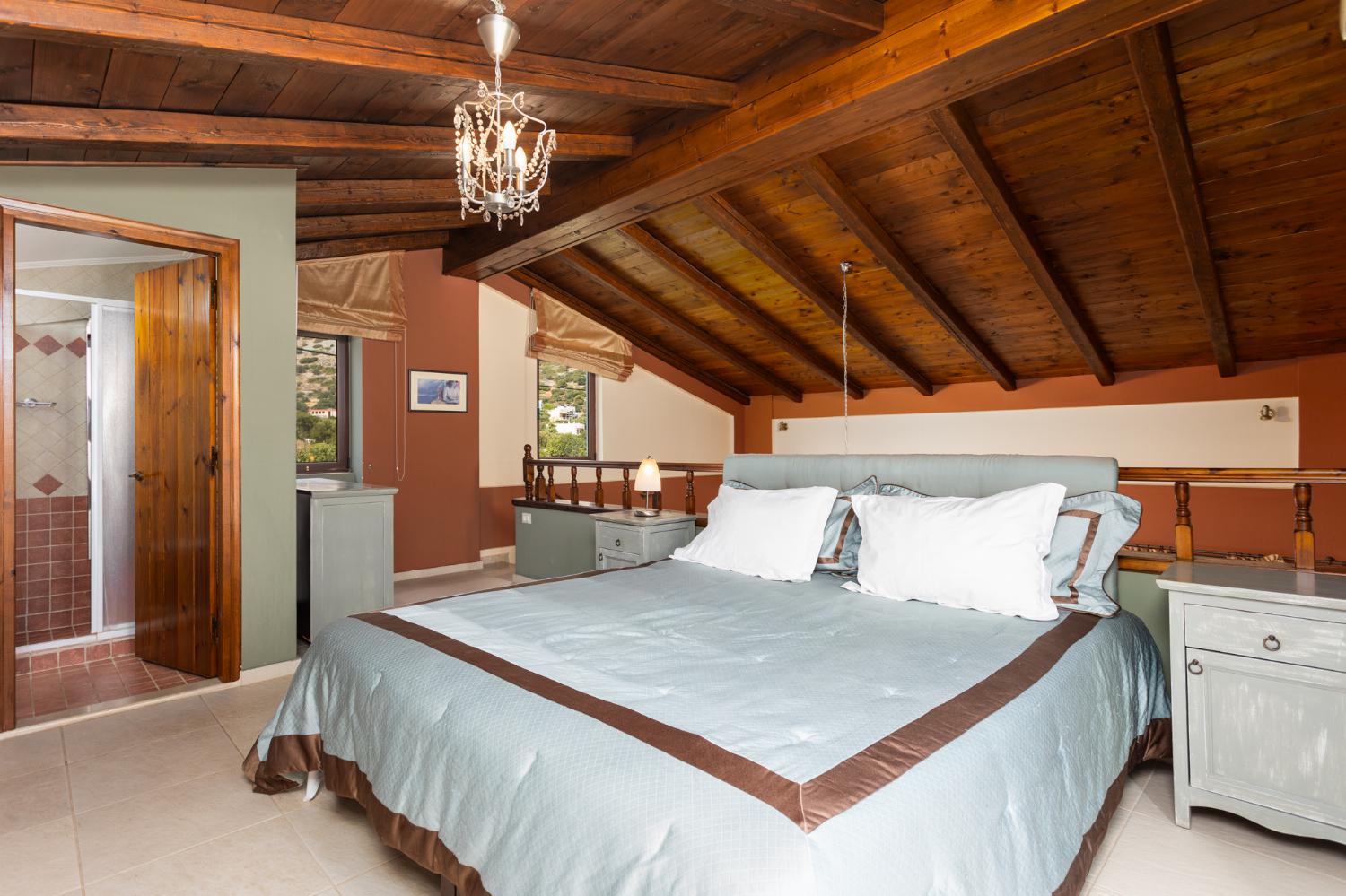 Double bedroom with en suite bathroom and A/C