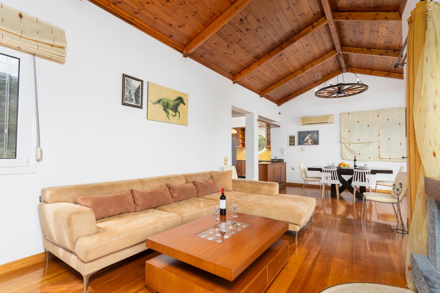 Open-plan living room with sofa, dining area, kitchen, A/C, WiFi internet, satellite TV, and sea views